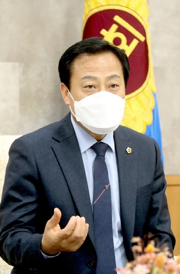 장현국 경기도의회 의장이 (사)경기언론인협회 기자들과 인터뷰를 하고 있다.