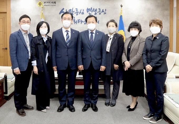 (사)경기언론인협회 박종명 회장, 정서영 사무총장, 이연자.이차연 이사, 송신혜 감사, 방재영 특별위원장이 장현국 경기도의회 의장과 인터뷰 대화를 마치고 함께 기념촬영을 하고 있다.