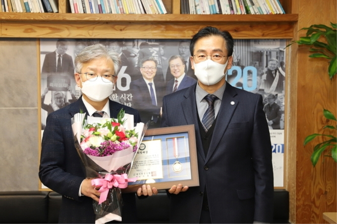 권칠승 국회의원(더불어민주당 / 화성 병)이 4일 오후 4시 화성 지역사무실에서 열린 “제2회 경기언론인협회 의정대상 시상식”에서 ‘국회의원부문’ 의정대상을 수상했다.