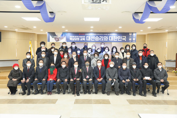 7일 국민의힘 용인을 이원섭(중앙) 위원장이 주제한 '대선 승리와 대한민국' 핵심당원교육 후 기념찰영을 하고 있다.<br>
(사진=국민의힘 용인을 지구당)