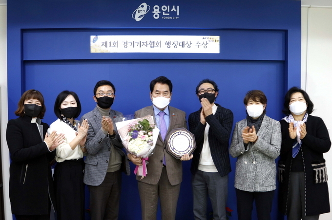 31일 용인시청 시장실에서 열린 '경기기자협회 행정 · 의정 대상 시상식에서 '지자체장 부문 행정대상'을 수상한 백군기 용인시장이 경기기자협회 회원사 기자들과 기념 촬영을 하고있다. 좌로부터 뉴스핏 박선화 기자, 비전21뉴스 정서영 기자, 중앙뉴스타임스 방재영 기자, 백군기 용인시장, 용인일보 류봉정 경기협회장, 중부시사뉴스 이차연 기자, 플러스인뉴스 이연자 기자 (사진=용인시)