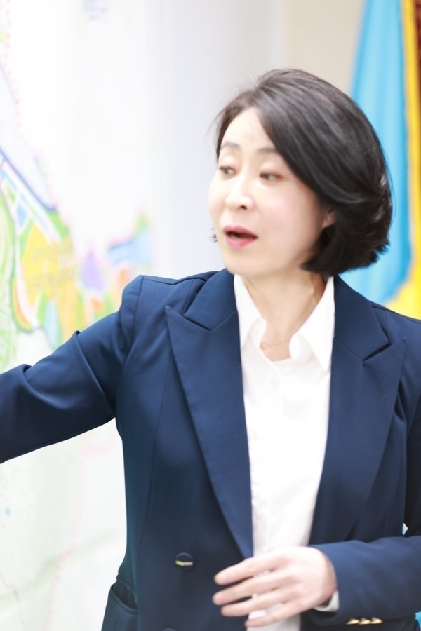 고금란 과천시의회 의장이 과천 도시개발 계획과 과천대로 지하화계획을 지도를 보며 설명하고 있다.<br>
(사진=위클리오늘심석진 기자)