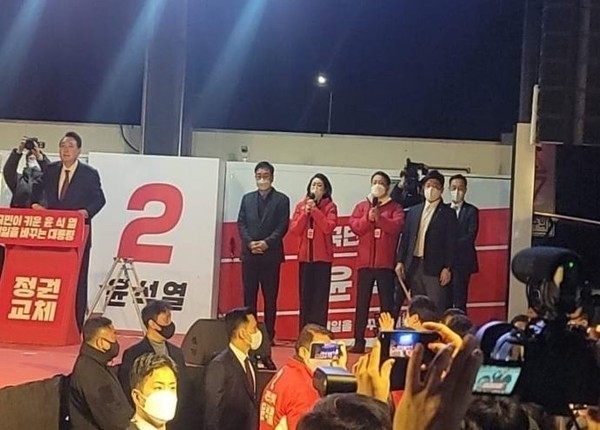 지난 3월 10일 새벽 3시 30분경 윤석열 후보 당선이 확실시되자 국민의힘 여의도 당사 앞에서 “위대한 대한민국 국민 여러분 정권교체를 이뤄낸, 윤석열 당선인을 소개합니다”라고 피날레 멘트를 하는 고금란 과천시의회 의장 //www.youtube.com/watch?v=gMBNmtOfnl8(유튜브를 통해 현장을 확인할 수 있다.