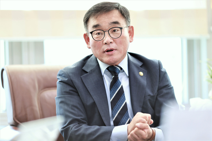 윤원균 용인특례시의회 의장이 의회의 역할과 9대 전반기 의장으로서 포부를 밝히고 있다.