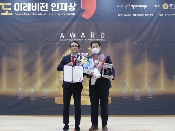  (좌)류봉정 경기기자협회 회장 (우) 경기도의회 이채명 의원 (사진=경기기자협회)