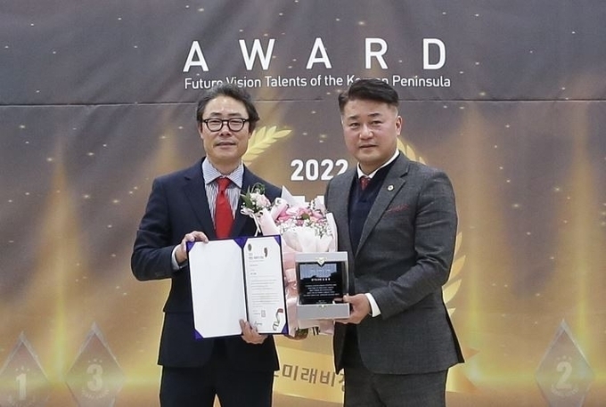 (좌)류봉정 경기기자협회 회장 (우) 경기도의회 문화체육관광위원회 김정호 의원 ) (사진=경기기자협회)