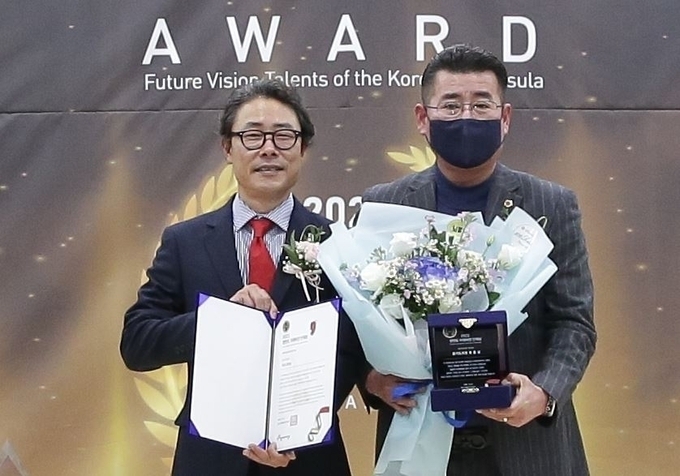 (좌)류봉정 경기기자협회 회장 (우) 경기도의회 문화체육관광위원회 유종상의원 (사진=경기기자협회)
