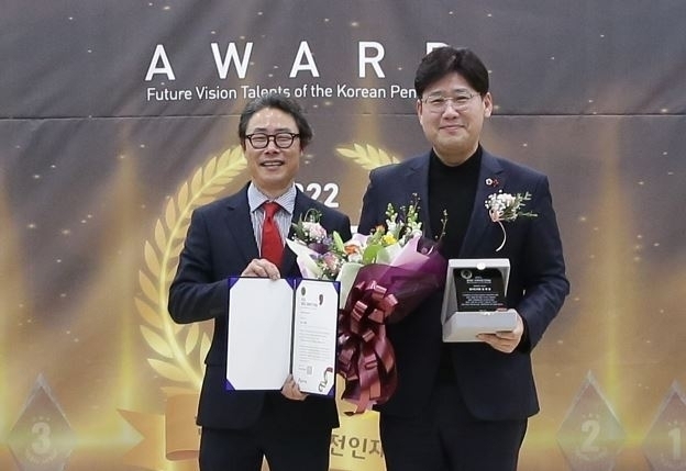 (좌)류봉정 경기기자협회 회장 (우) 경기도의회 도시환경위원회 김태형 의원 (사진=경기기자협회)