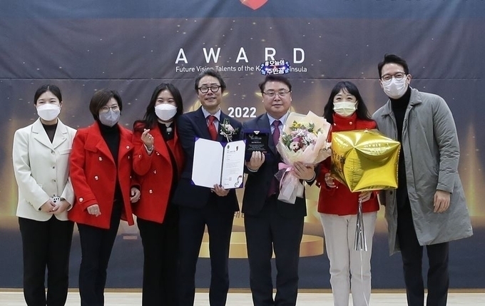 성남시의회 황금석 의원(오른쪽에서 세번째)이 동료 의원들과 기념 촬영을 하고있다. (사진=경기기자협회)