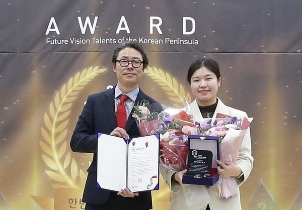 성남시 행정교육위원회위원 김보미 성남시의원(국민의힘 비례)(우)이 22일 경기도의회 대회의실(광교청사 지하1층)에서 경기기자협회(회장 류봉정)(좌)가 개최한 ‘2022 한반도 미래비전 인재상’ 시상식에서 기초의원 부문 의정대상을 수상했다.(사진=경기기자협회)