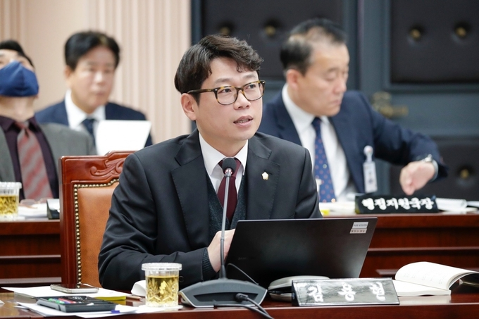 김용현 의원(국민의힘)이 구리시의회 제2차 정례회에서 시정 질의를 하고있다.