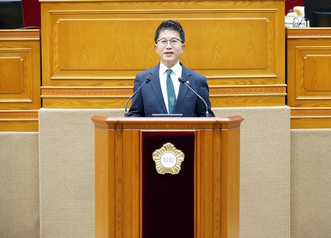 안양시의회 허원구 의원(비산 1, 2, 3동·부흥동)이 21일 제291회 임시회에서 5분 발언을 하고있다.