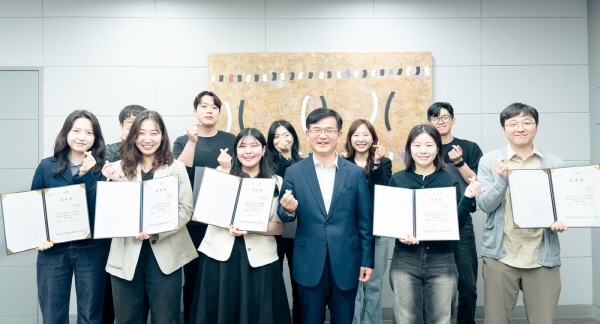성남문화재단 '보드Y' 구성원들이 윤정국 대표이사와 기념촬영을 하고 있다