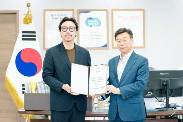 신상진 성남문화재단 이사장(오른쪽)이 이진준 2025 성남페스티벌 총감독(왼쪽)에게 위촉장을 수여하고 있다.