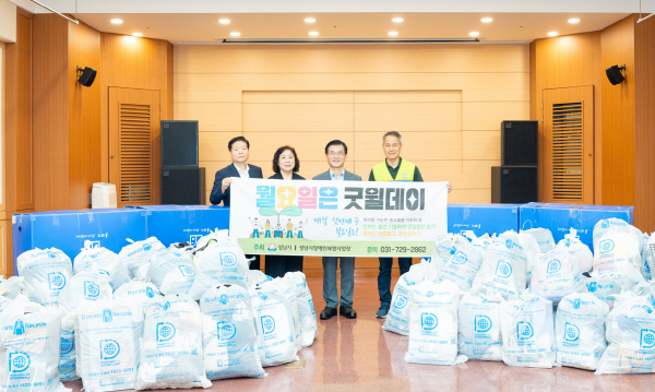 성남아트센터 컨퍼런스홀에서 물품 기증식에서 윤정국 성남문화재단 대표이사(사진 오른쪽 두 번째)가 임직원들이 함께 모은 기부 물품을 장애인 복합사업장 굿윌스토어에 전달했다. 사진 왼쪽부터 박종진 성남문화재단 경영본부장, 김순신 성남시청 복지국장, 윤정국 대표이사, 홍재근 장애인 복합사업장 굿윌스토어 시설장