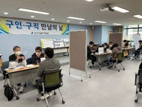 지난 3월 용인시일자리센터서 열린 구인구직의 날 행사에서 구직자들이 채용을 위해 현장 면접을 보고 있다