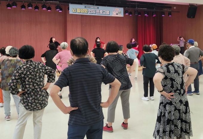 ‘두뇌 튼튼, 용기 가득’시흥시 배곧1동 자원봉사지원단, 어르신 뇌 활성화 인지 프로그램 운영