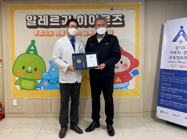 장윤석 센터장(왼쪽)