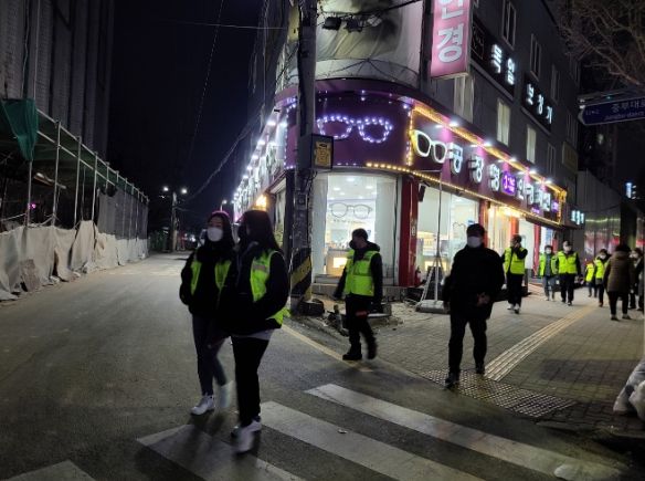 수원시 공직자, 재수원중국교민회 회원 등이 23일 저녁 합동순찰을 하고 있다.