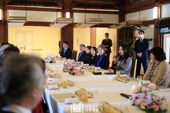 3월 7일 김건희 여사는 국가무형문화재 가계 전승자 오찬에 참석했다.