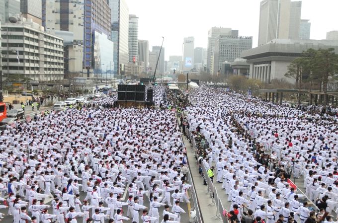 광화문광장과 차로를 가득 메운 태권도인들.