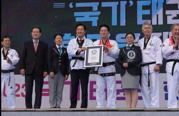 기네스 기록 경신에 성공한 뒤 인증서를 전달받고 기념사진을 촬영하고 있다.