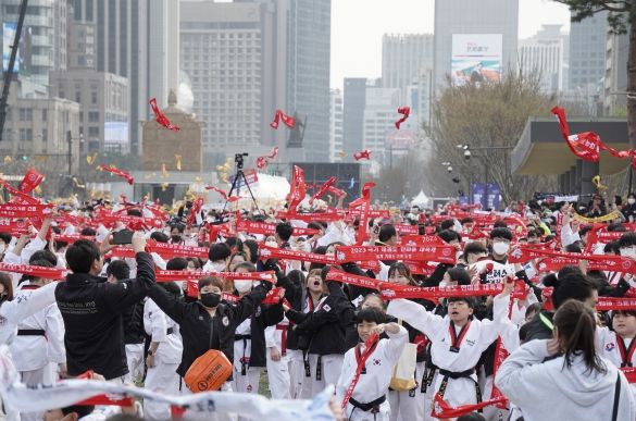 기네스 단체 최다 시연 기록을 경신한 뒤 응원 머플러를 던지며 기뻐하는 참가자들.