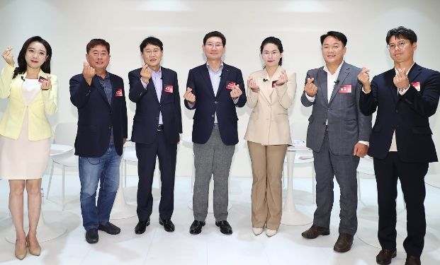 지난 19일 용인미디어센터에서 '글로벌반도체 중심, 용인의 미래'를 주제로 열린 '시민과의 열린대화'에 참석한 이상일 용인특례시장과 패널들의 모습