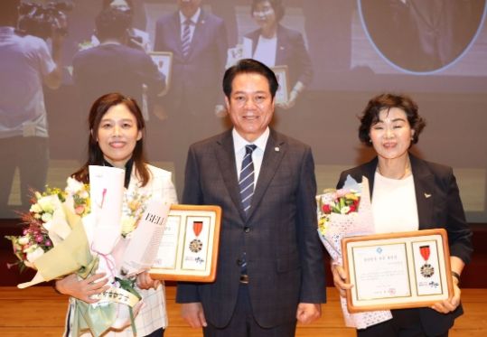 최대호 안양시장(가운데)이 이정임 안양시여성단체협의회 이사(오른쪽 첫 번째)와 이규숙 (사)안양과천군포의왕YWCA 사무총장(왼쪽 첫 번째) 등 양성평등 유공자와 기념촬영을 했다.