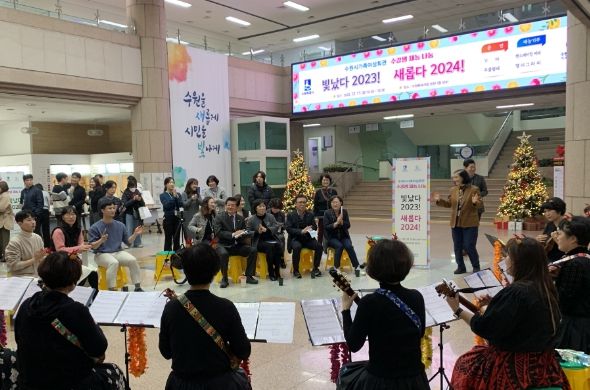 수원시 가족여성회관 수강생들이 공연을 하고 있다.