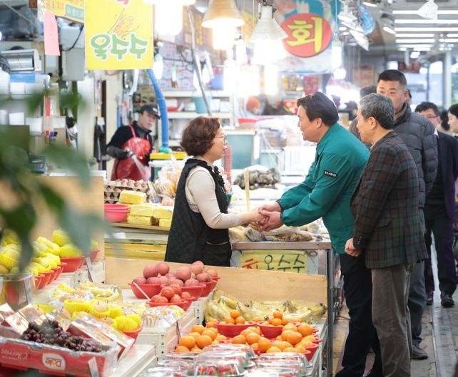 임병택 시흥시장, 설맞이 정왕시장 방문... 소상공인 격려
