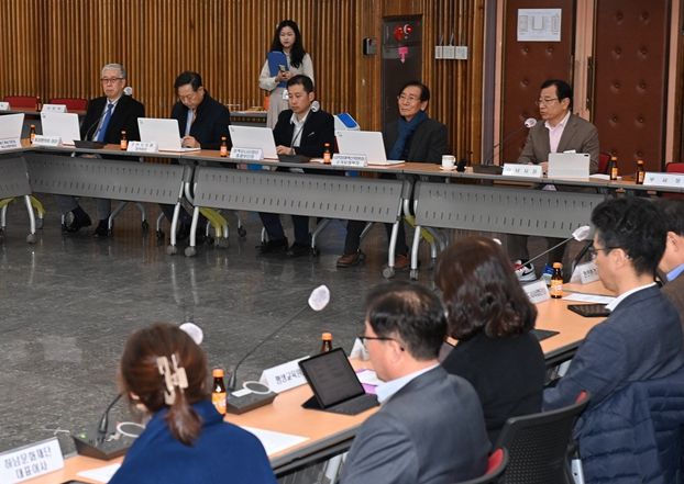 이현재 하남시장이 6일 시청 대회의실에서 열린 ‘제7회 시민참여 주간회의’에 참석해 시민들과 시정 현안을 논의하고 있다.