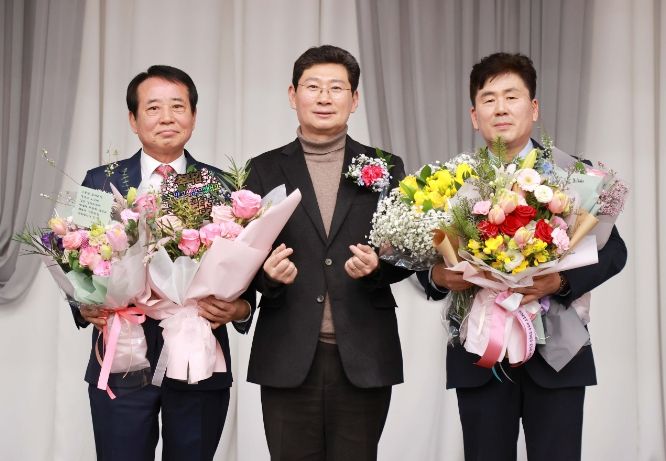 이상일 용인특례시장(가운데)이 7일 제8,9대 통리장연합회장 이취임식에서 이인열(좌) 전임회장과 이재혁(우) 신임회장과 함께 기념촬영을 하고 있다.