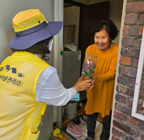광주시 행복마을관리소, 가정의 달 맞아 직접 만든 카네이션 전달