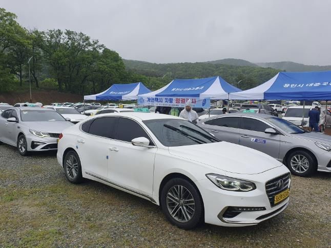 다음 달부터 적용되는 외부 표시 기준을 적용한 용인특례시 운행 중형택시 모습