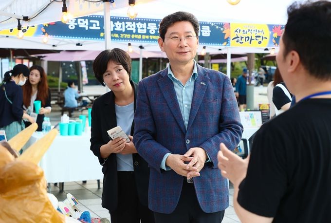 상일 용인특례시장은 27일 동백호수공원 광장에서 열린 '사회적경제 한마당' 행사장을 찾아 참여한 사회적경제기업 부스를 돌며 참여 기업 관계자들을 격려했다.