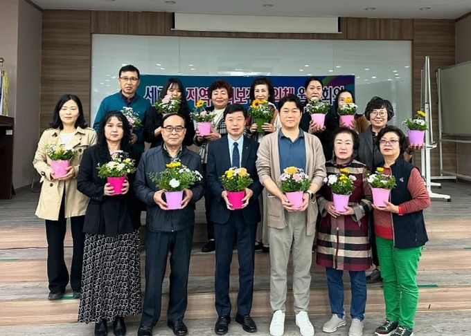 평택시 세교동 지역사회보장협의체, 사랑의 꽃 배달로 지역 주민 안부 살핌