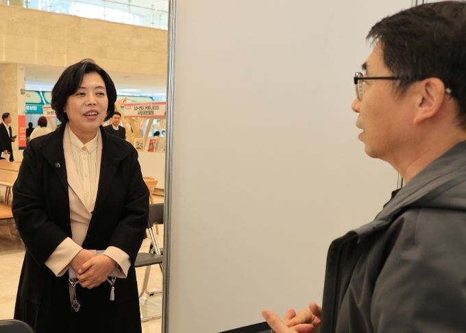 신계용 과천시장이 참여 기업 관계자와 이야기 나누고 있다