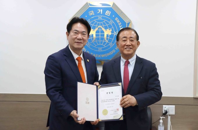 4월 11일 ‘제4차 원로평의회’에서 이동섭 국기원장(왼쪽)이 이승완 원로평의회 의장(오른쪽)에게 선임장을 수여하고 기념촬영을 하는 모습