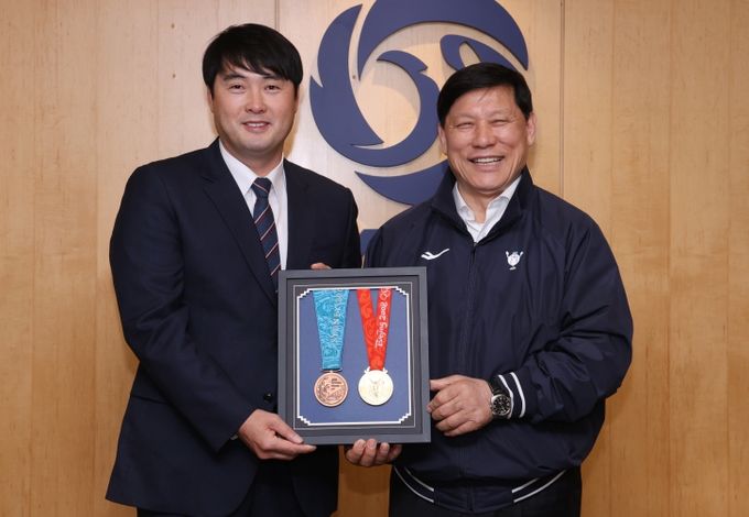 정대현 삼성 수석코치-허구연 KBO 총재 메달 전달식