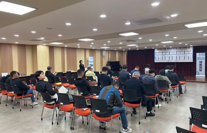 일자리 두드림 채용 행사에 참여한 시민들.