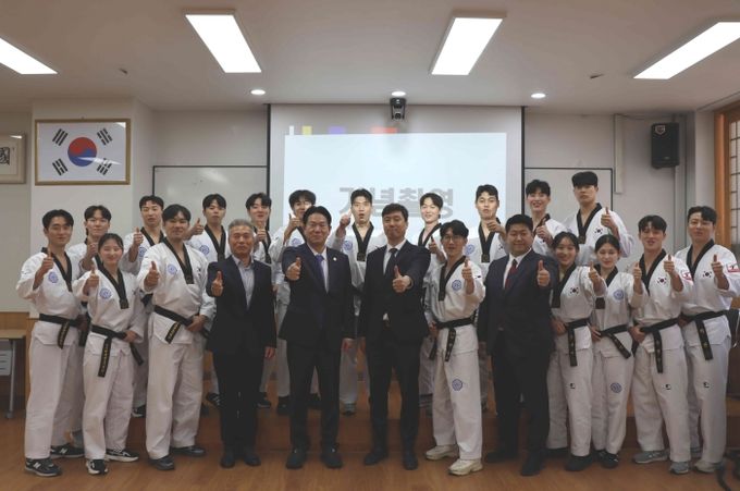 국기원 태권도시범단이 멕시코, 볼리비아, 에콰도르 중남미 3개국에서 태권도를 알린다. 사진은 5월 7일(수) 국기원 강의실에서 열린 결단식 모습