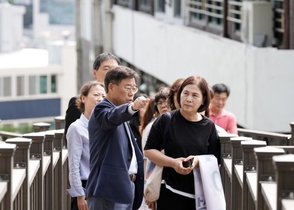 신상진 성남시장, 다목적구장-혜은학교 연결데크 설치공사 준공 현장 방문