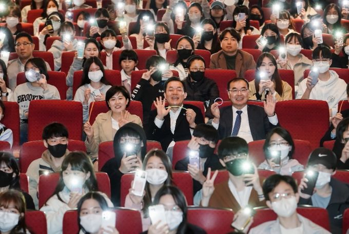 지난 4월8일 청소년문화센터에서 열린 수원청소년참여기구연합발대식에서 이재준 수원특례시장(가운데)과 청소년들이 휴대폰 손전등을 활용한 퍼포먼스를 펼치고 있다.