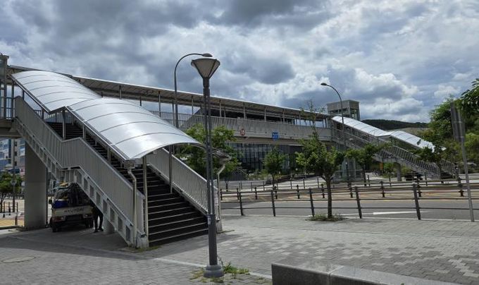 덮개가 설치된 남사도서관 앞 보도육교