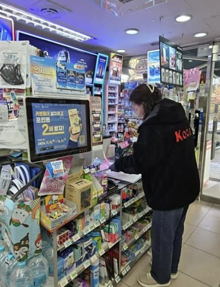 성남시 어린이 기호식품 전담관리원이 학원가 주변 편의점에서 소비기한 경과 식품 등을 진열·판매하는지 여부를 점검하고 있다