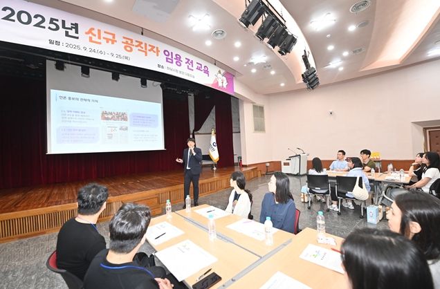 25일 시청 본관 대회의실에서 열린 신규 공직자 임용 전 교육에서 공보담당관 소속 이광희 주무관이  보도자료 작성법 강의를 진행하고 있다.