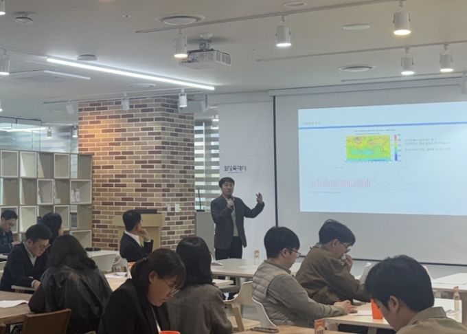 화성특례시가 31일 시민, 기업, 공공기관 관계자 등을 대상으로 탄소중립 역량강화 교육을 하고 있다