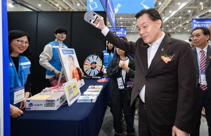 이재준 수원시장이 10월 31일 ‘건강 캠페인’ 홍보부스에서 악력기를 체험해 보고 있다.