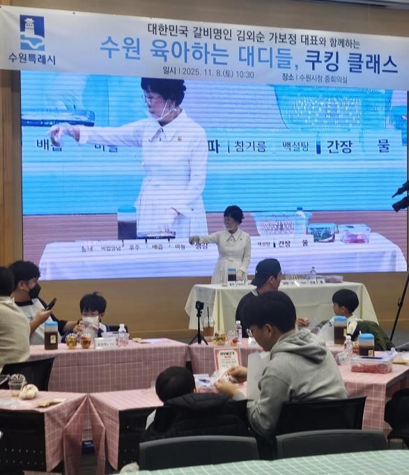 ‘육아하는 대디들’ 참가자들이 가보정 김외순 대표와 함께 한우 불고기 만들기 체험을 하고 있다.